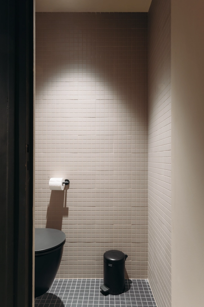 WC séparé avec toilettes noires et carrelage beige, Chambre Cosy