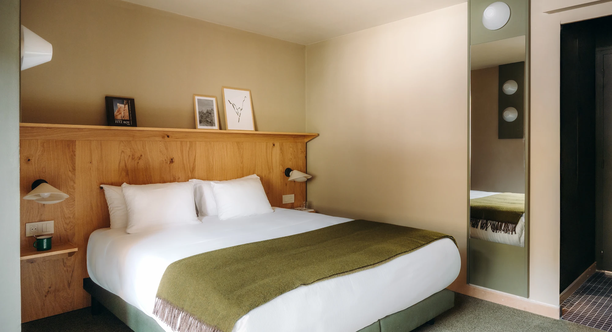Lit avec tête de lit en bois, cadres décoratifs et miroir pleine hauteur, Chambre Cosy