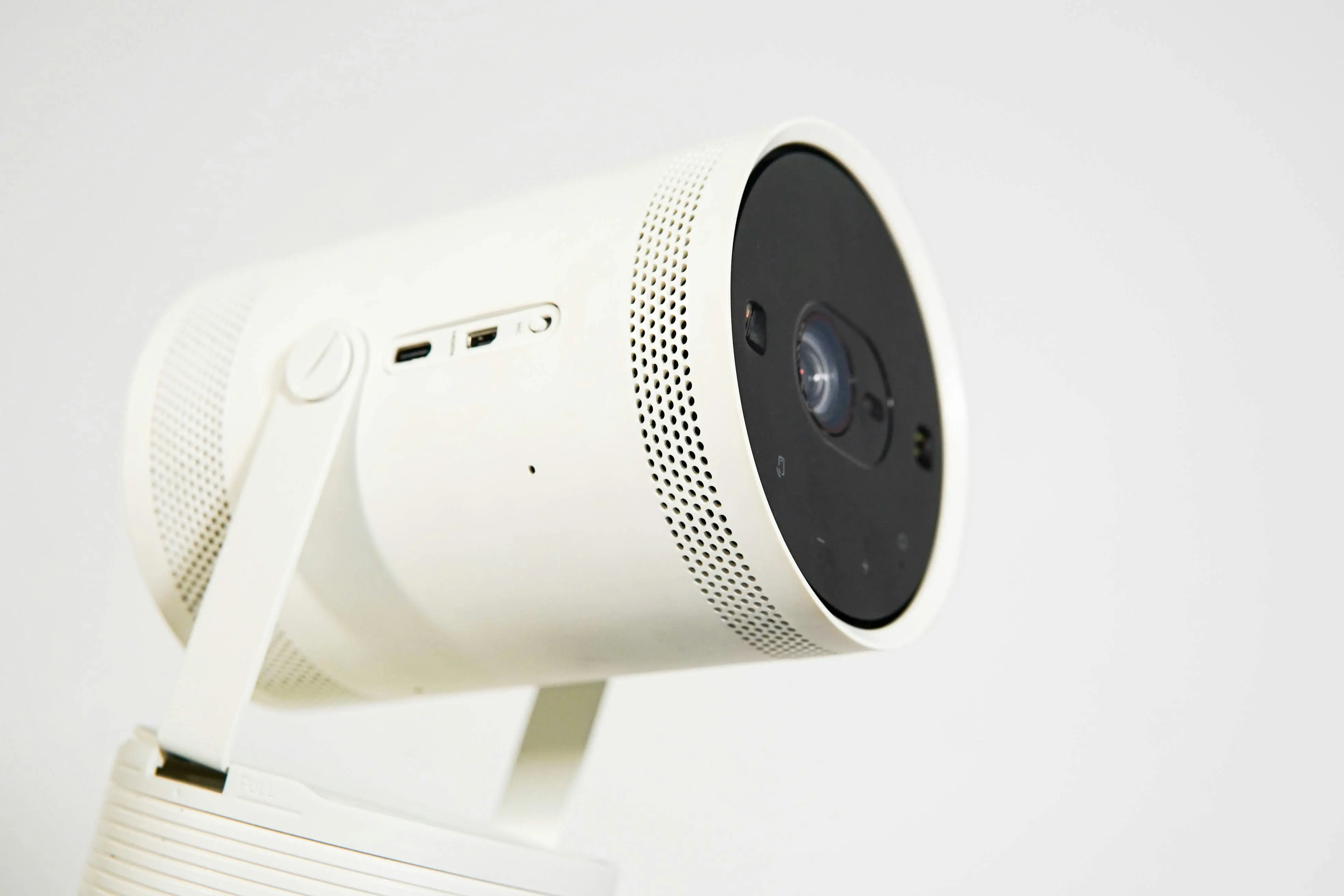 Gros plan sur un vidéoprojecteur portable blanc