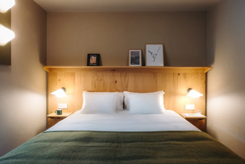 Lit double avec tête de lit en bois clair, étagère décorative et liseuses intégrées, Suite Montagne