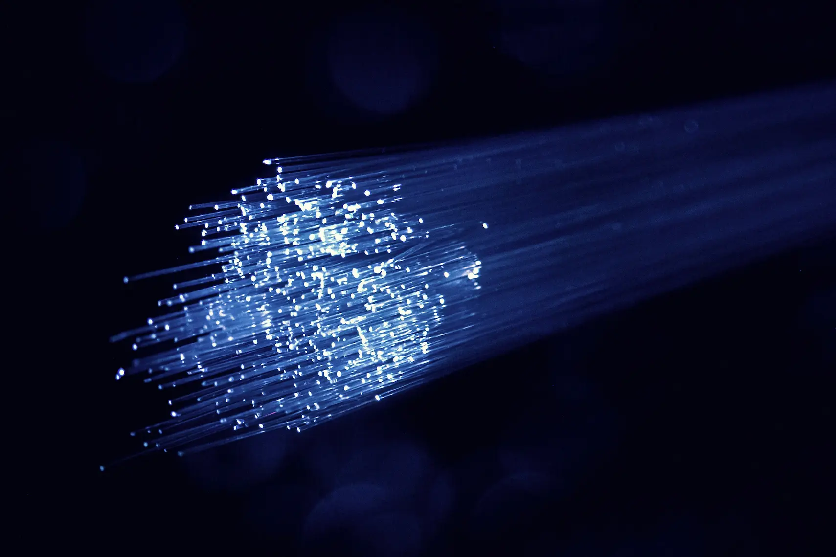 Faisceau de fibres optiques lumineuses bleues, illustration de la connexion internet