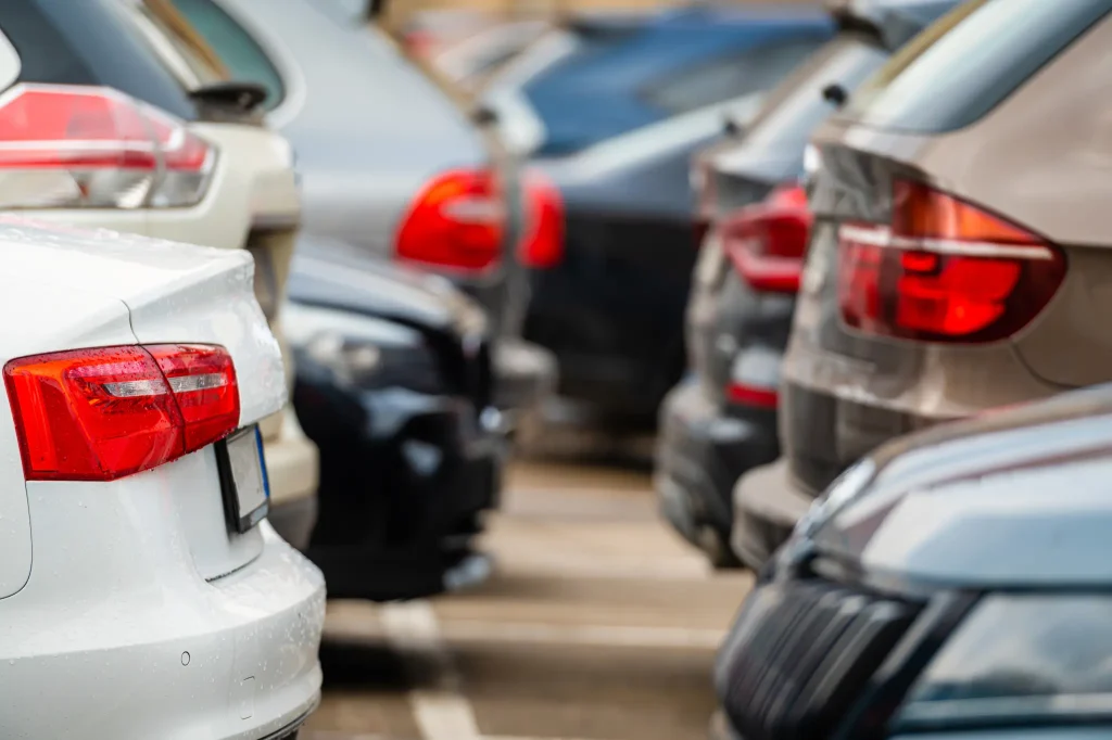 Rangée de voitures garées côte à côte sur le parking